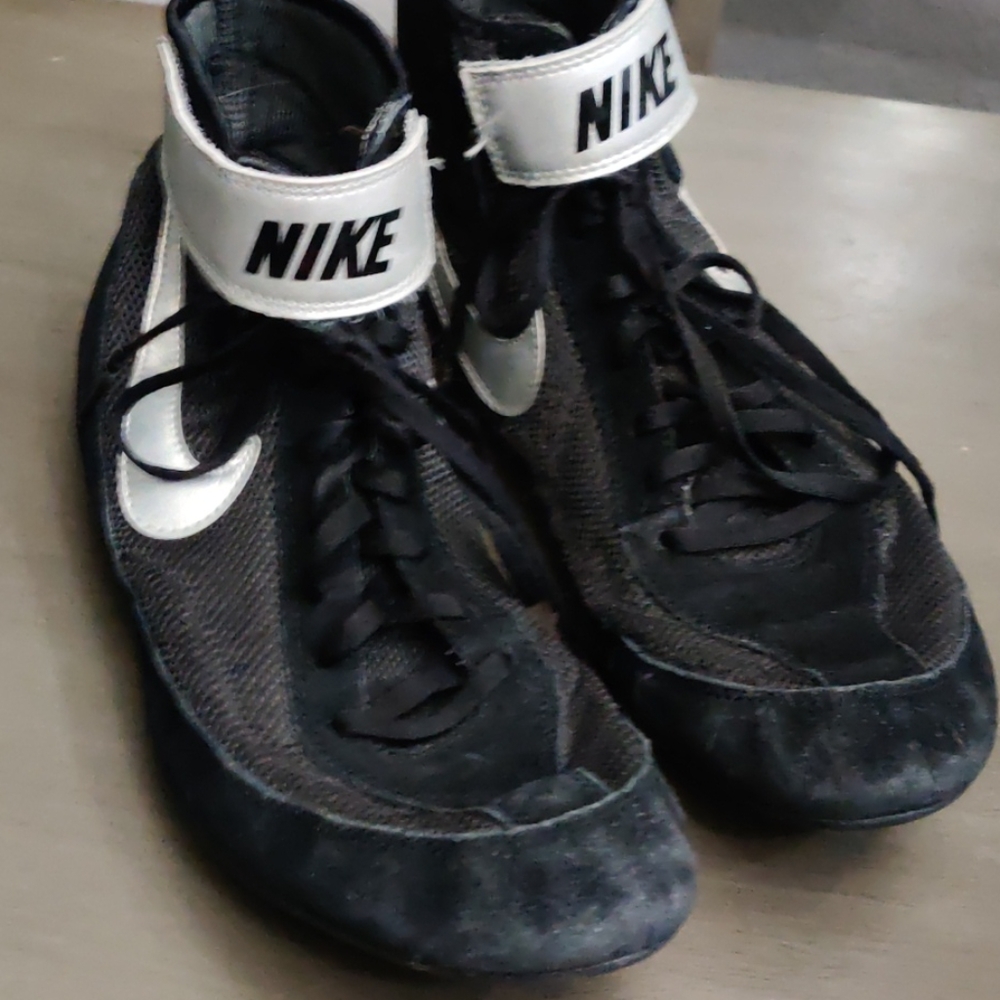 Wrestling shoes